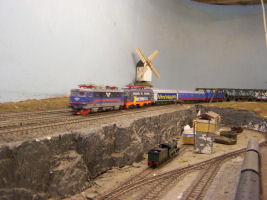 Rc6 1353 and 142.002-5 on the permanent layout.